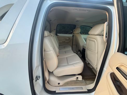 Used 2007 Cadillac Escalade EXT w/ Information Package AWD/4WD image 28