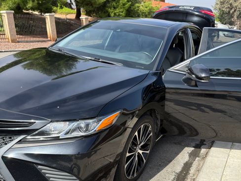 Used 2019 Toyota Camry SE image 2