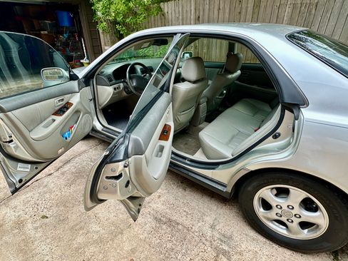Used 2000 Lexus ES 330 FWD image 10