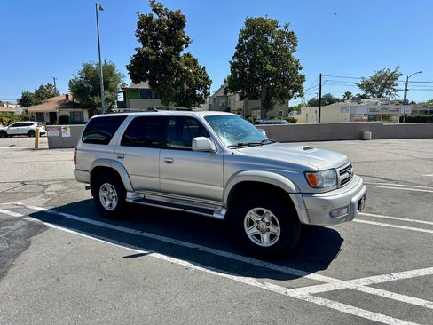 Used 2000 Toyota 4Runner SR5 RWD image 2