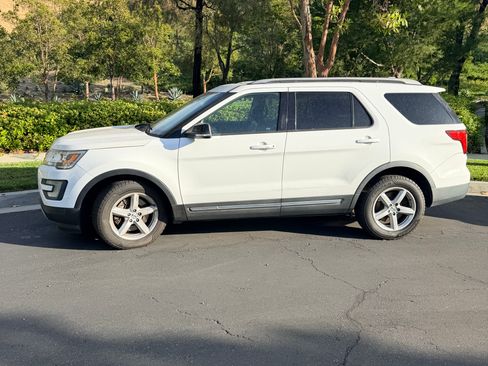 Used 2016 Ford Explorer XLT w/ Equipment Group 202A FWD image 2