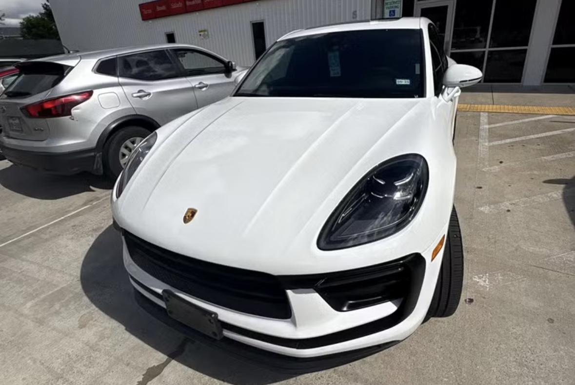 Used 2022 Porsche Macan AWD/4WD image 1