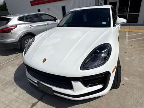 Used 2022 Porsche Macan AWD/4WD image 1