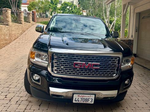 Used 2017 GMC Canyon Denali image 5