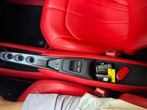 Used 2022 Ferrari F8 Tributo image 6