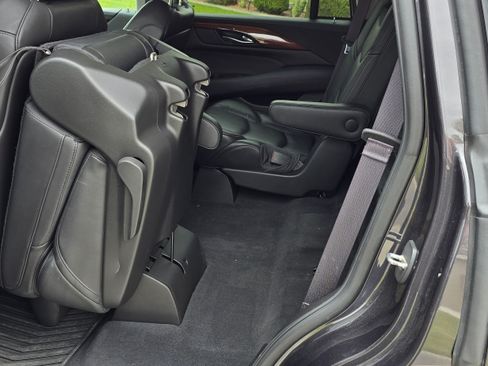 Used 2016 Cadillac Escalade Luxury image 16