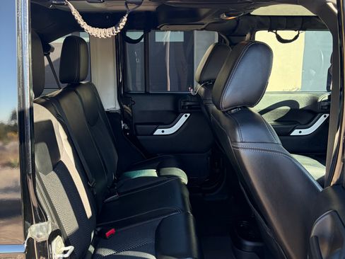 Used 2015 Jeep Wrangler Unlimited Sahara image 9
