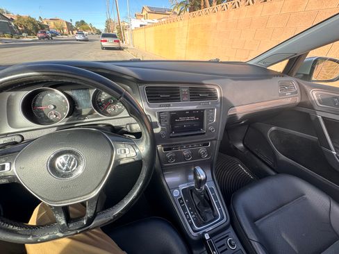 Used 2017 Volkswagen Golf Alltrack SE image 8