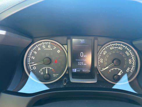 Used 2017 Toyota Tacoma TRD Off-Road w/ Tow Package (A/T) AWD/4WD image 15