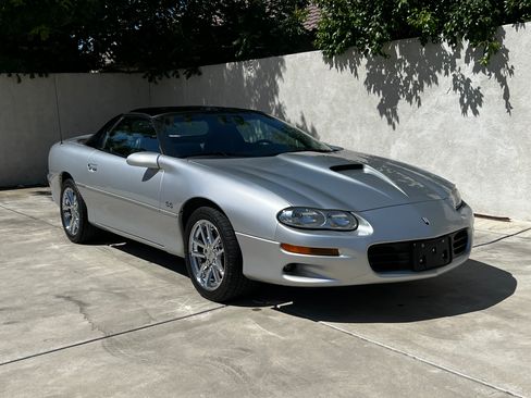 Used 2002 Chevrolet Camaro Z28 w/ SS Performance/Appearance Pkg RWD image 9