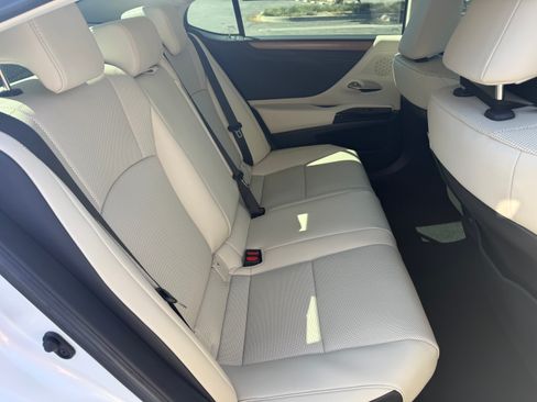 Used 2025 Lexus ES 300h w/ Premium Package FWD image 10