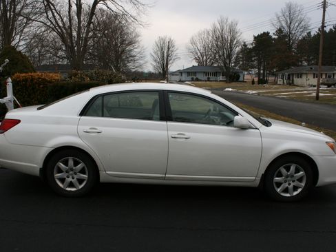 Used 2008 Toyota Avalon XL image 1