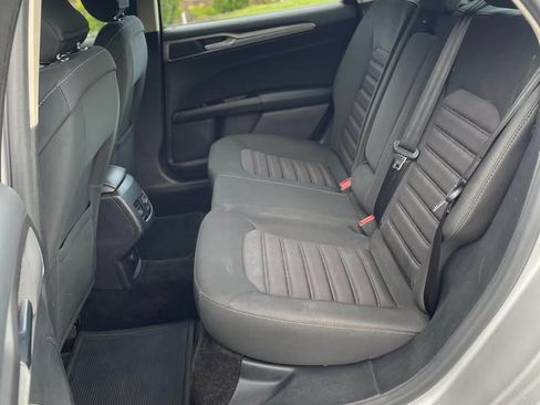 Used 2017 Ford Fusion SE image 2