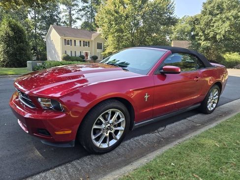 Used 2010 Ford Mustang Convertible image 1