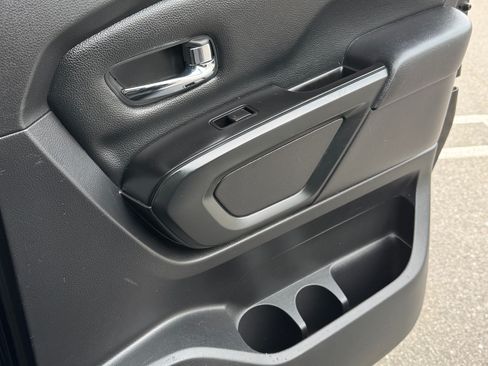 Used 2018 Nissan Titan SV image 20
