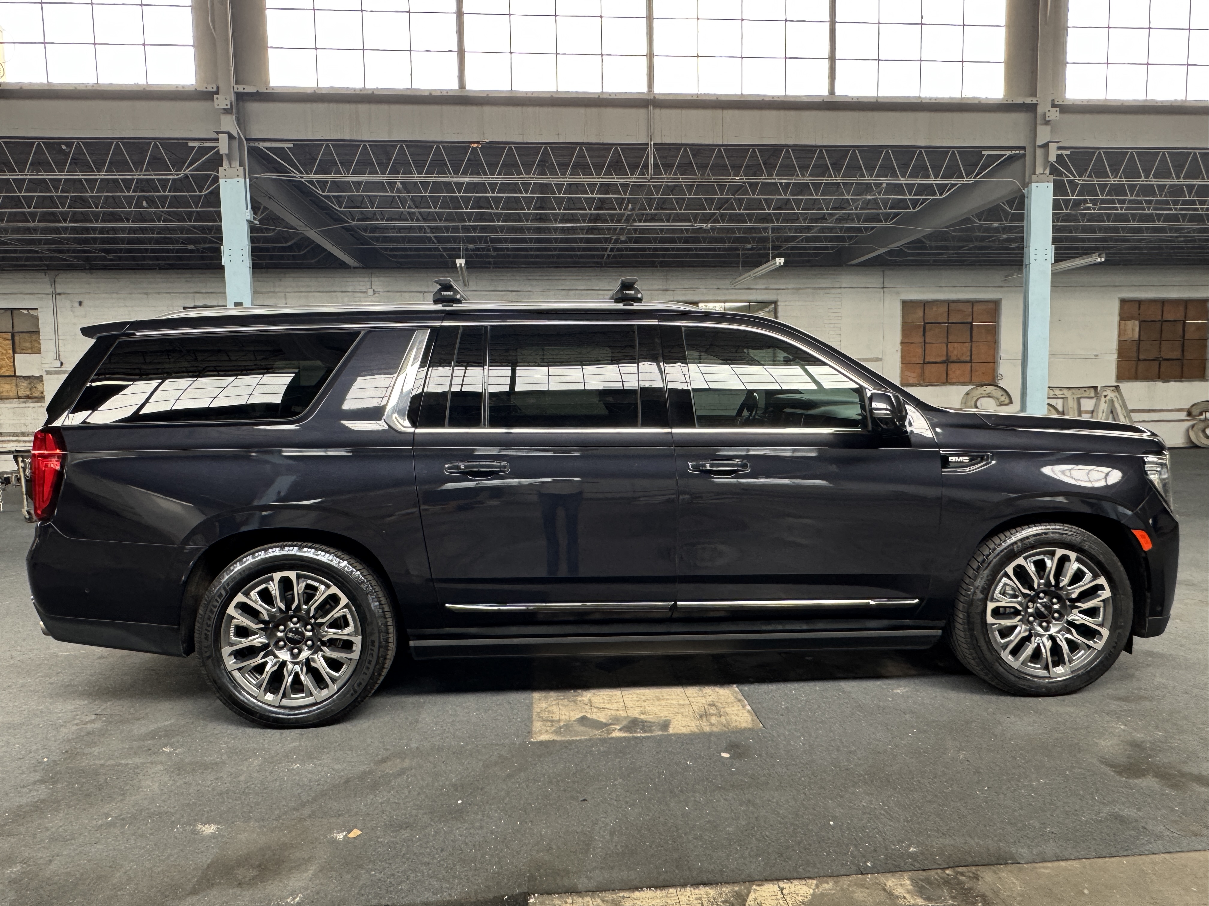 Used 2023 GMC Yukon XL Denali Ultimate AWD/4WD image 16