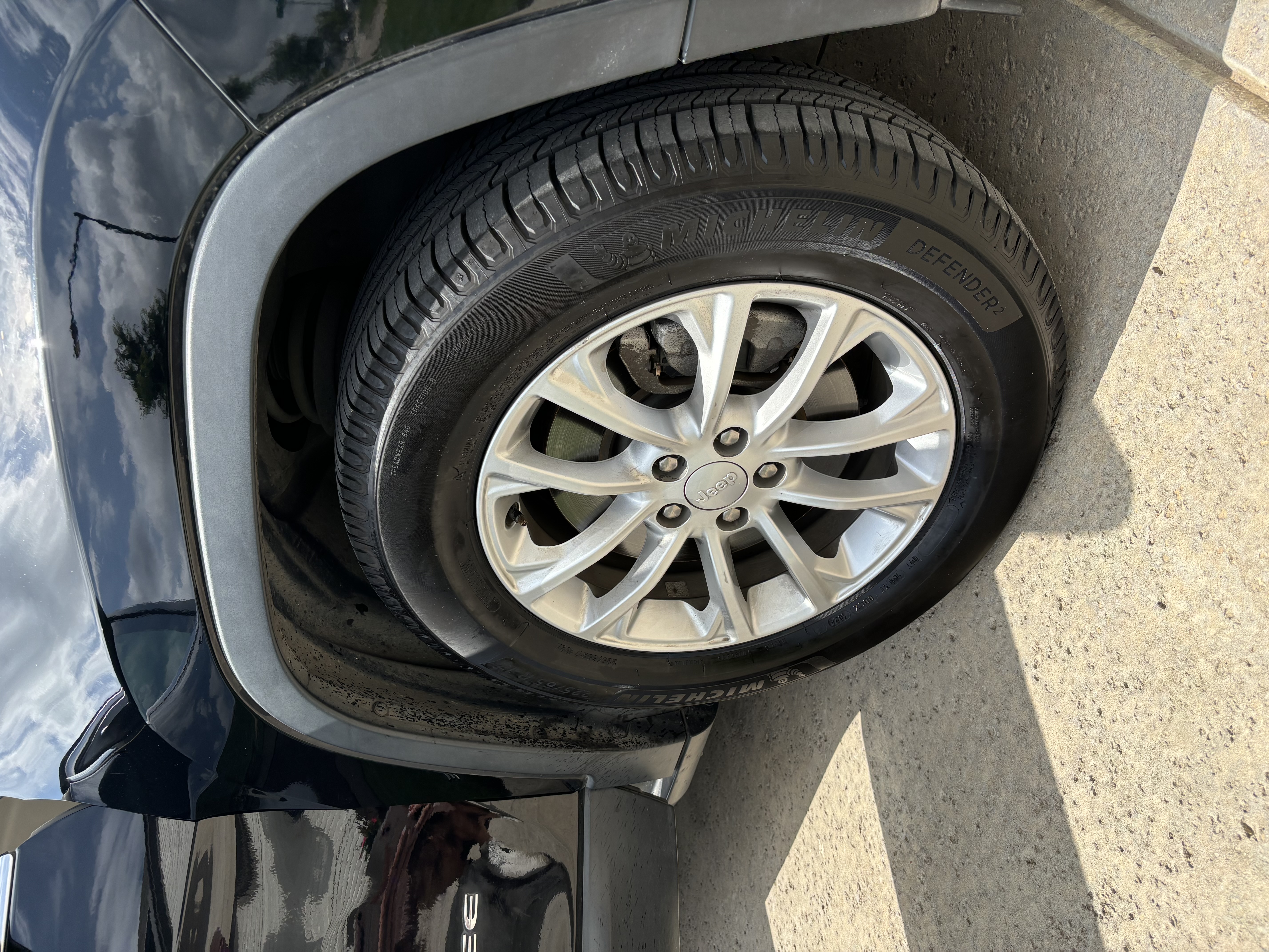 Used 2019 Jeep Cherokee Latitude w/ Popular Appearance Group FWD image 17