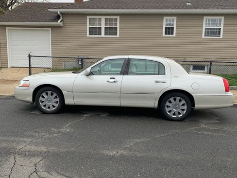 Used 2004 Lincoln Town Car Ultimate image 4