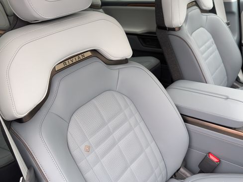 Used 2025 Rivian R1S Premium image 14