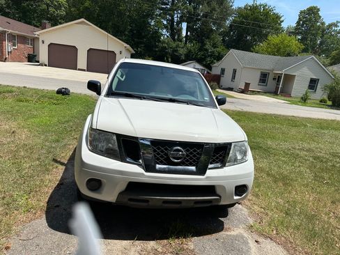 Used 2019 Nissan Frontier SV RWD image 2