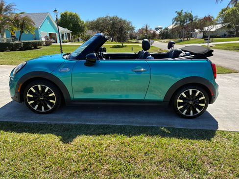 Used 2019 MINI Cooper S w/ Premium Package image 2