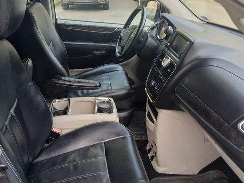 Used 2014 Chrysler Town & Country Touring image 10