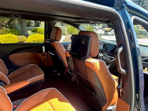 Used 2025 Chrysler Pacifica Pinnacle image 11