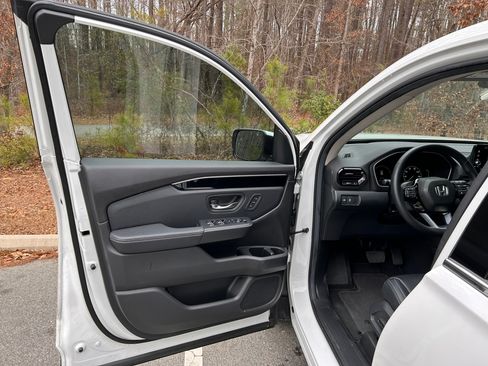 Used 2024 Honda Pilot Touring image 11