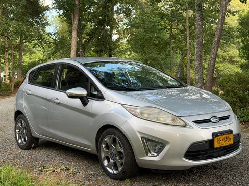 Used 2012 Ford Fiesta SES FWD image 1