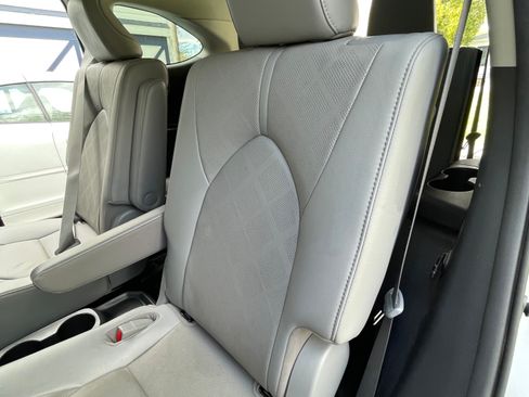 Used 2020 Toyota Highlander Platinum image 16