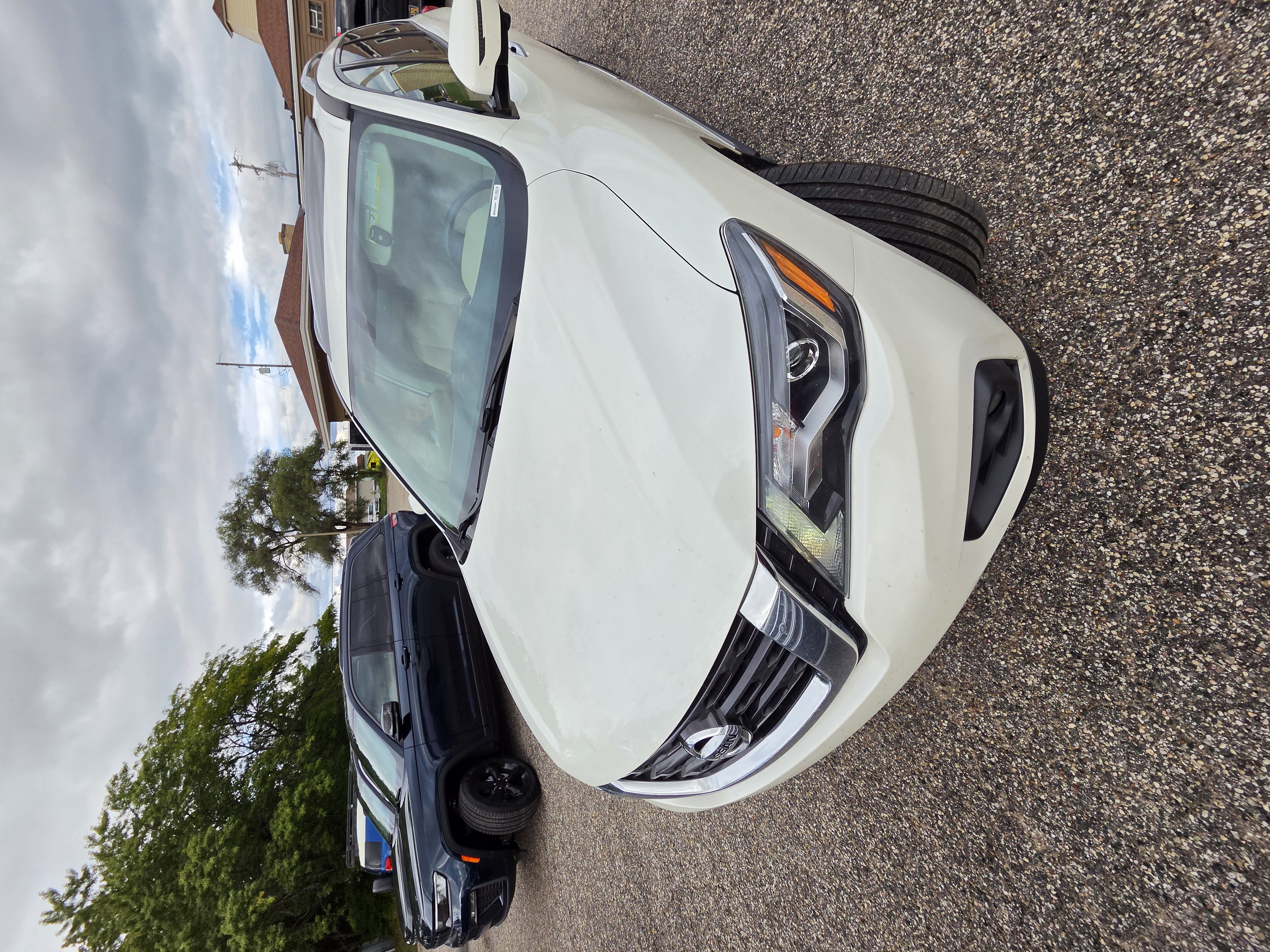 Used 2018 Nissan Pathfinder Platinum w/ Cargo Package AWD/4WD image 2