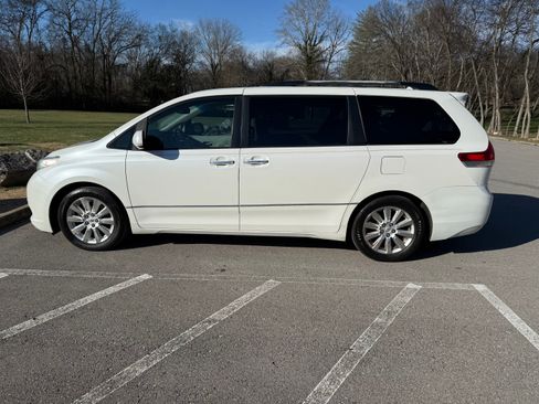 Used 2011 Toyota Sienna Limited image 2