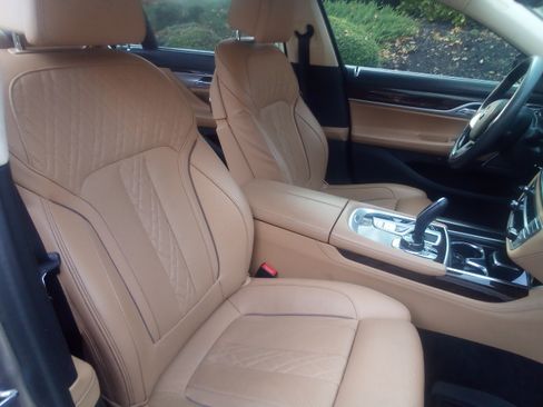 Used 2019 BMW 740i w/ Executive Package image 6