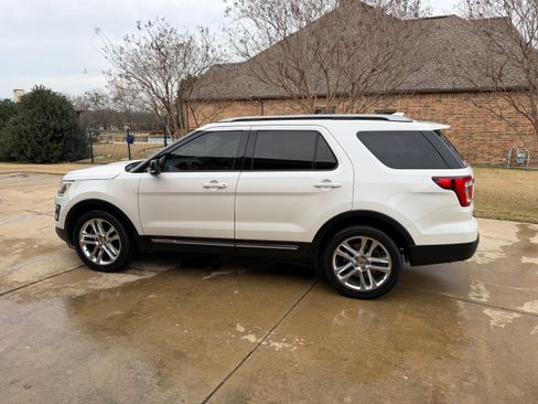 Used 2016 Ford Explorer XLT w/ Equipment Group 202A image 12