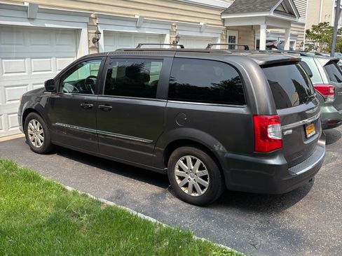 Used 2015 Chrysler Town & Country Touring FWD image 4
