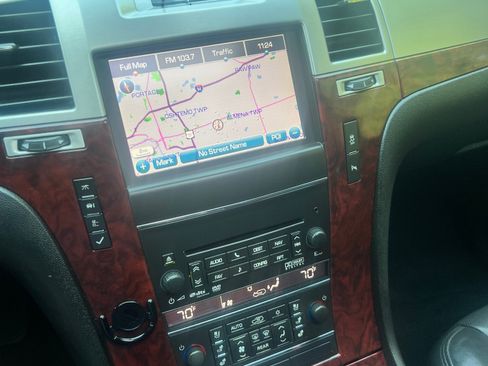 Used 2013 Cadillac Escalade Luxury RWD image 9