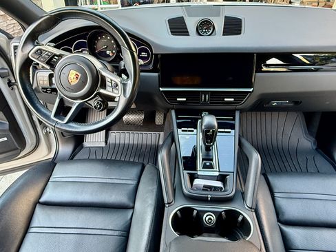 Used 2022 Porsche Cayenne Coupe image 9
