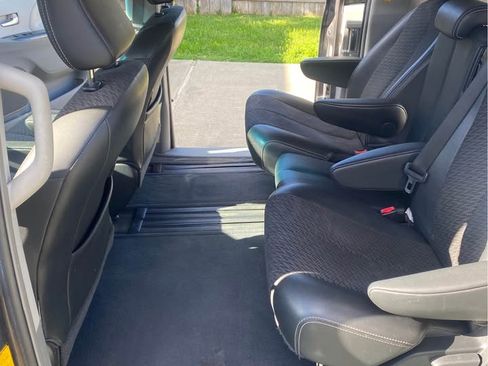 Used 2012 Toyota Sienna SE image 12