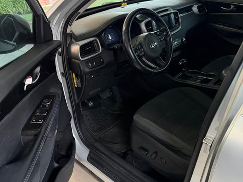 Used 2017 Kia Sorento LX w/ LX V6 Convenience Package image 12