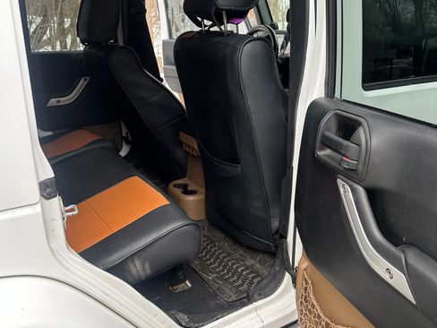 Used 2012 Jeep Wrangler Unlimited Rubicon w/ Connectivity Group image 13