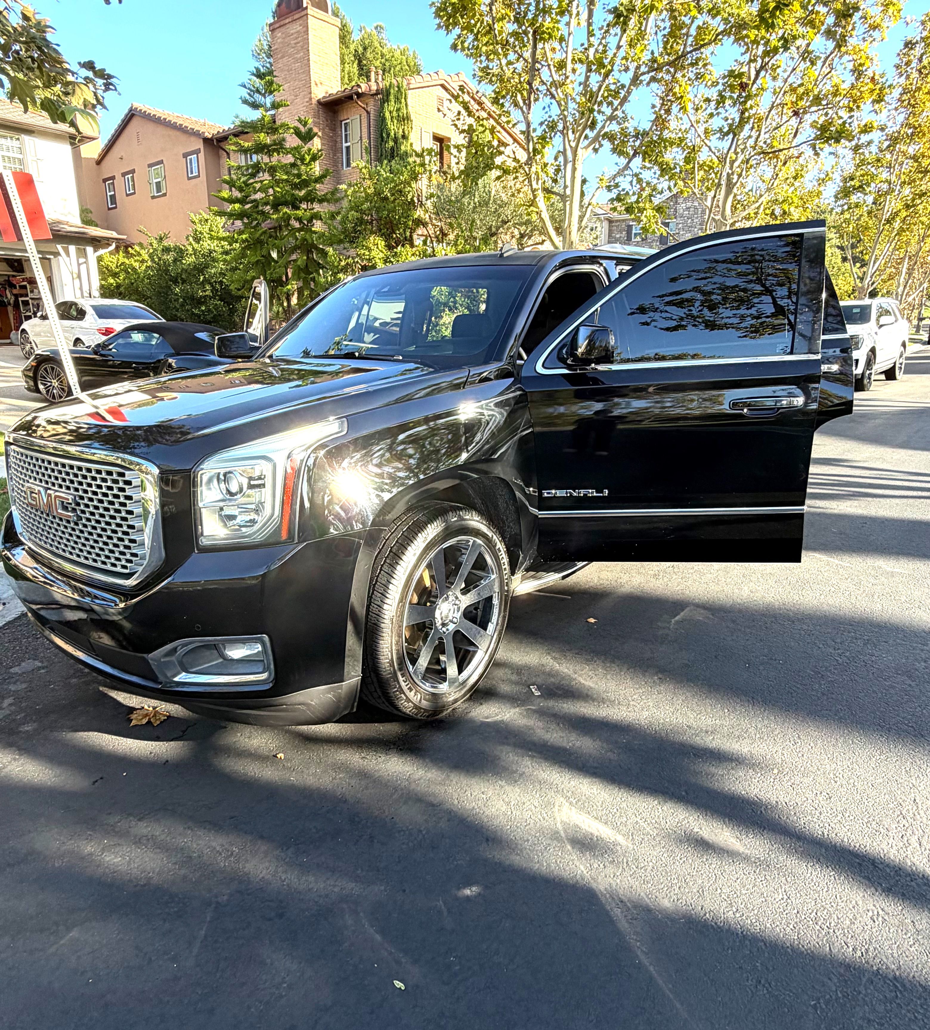 Used 2015 GMC Yukon Denali w/ Touring Package AWD/4WD image 1