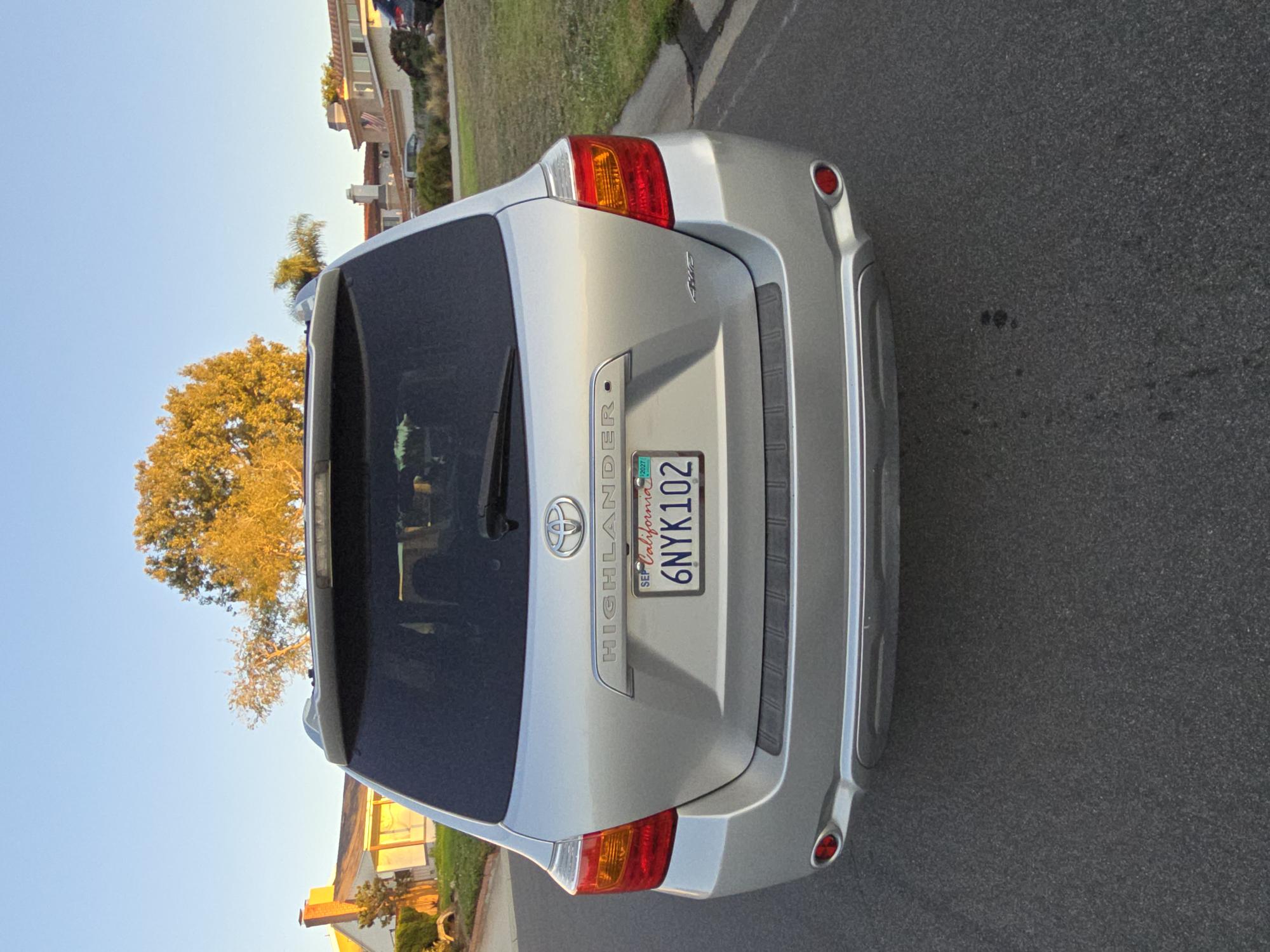 Used 2010 Toyota Highlander Limited w/ Extra Value Pkg 7 AWD/4WD image 4