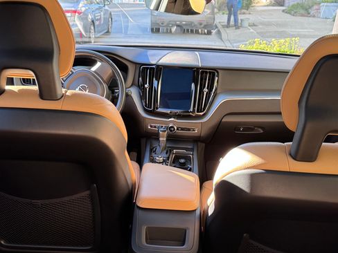 Used 2018 Volvo XC60 T6 Momentum w/ Convenience Package image 22