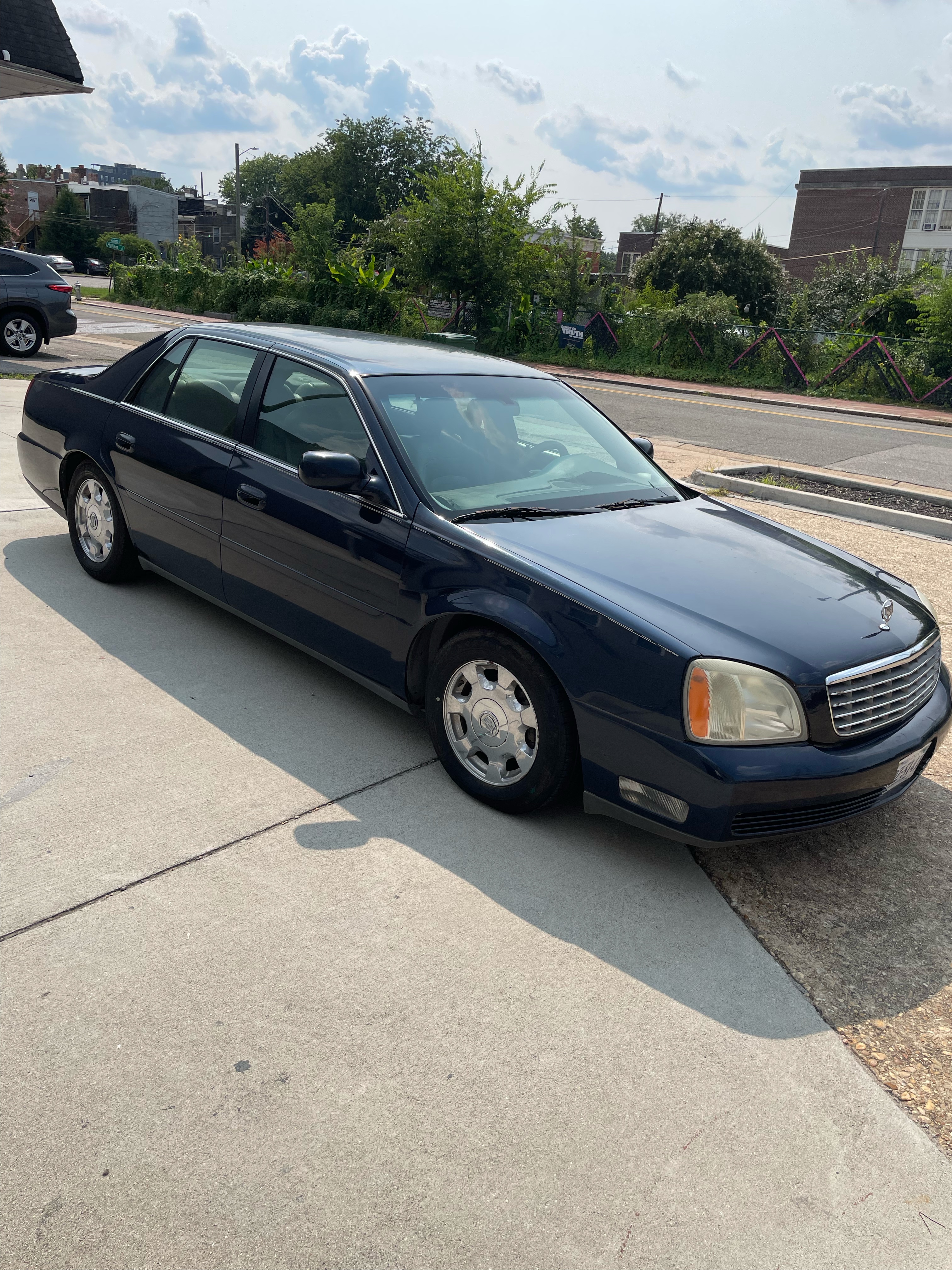 Used 2004 Cadillac De Ville w/ Equipment Group FWD image 1