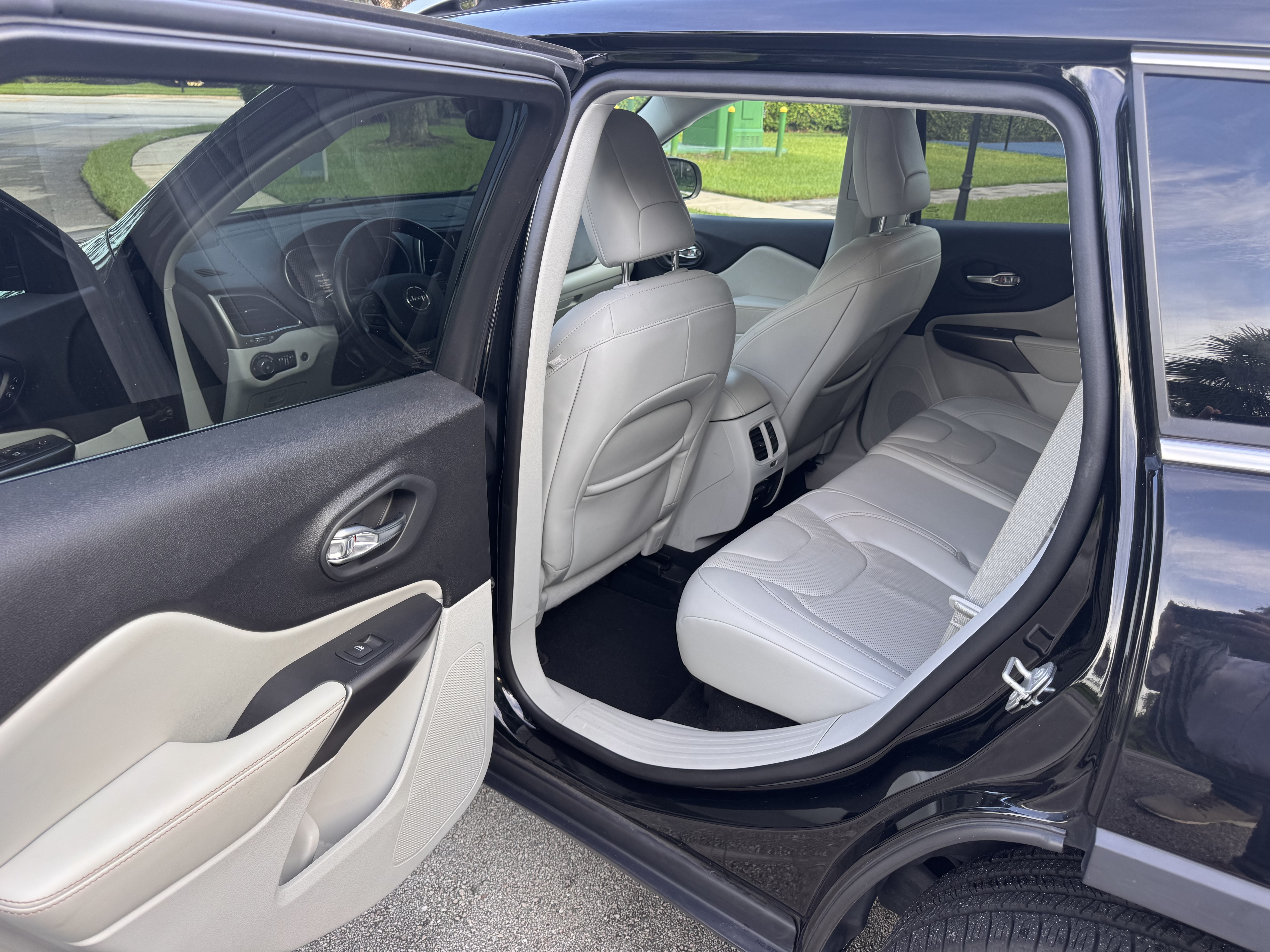 Used 2020 Jeep Cherokee Limited FWD image 13