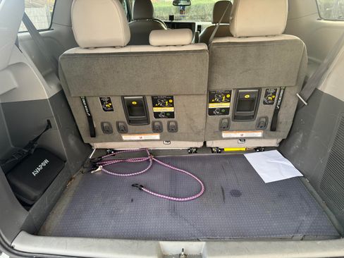 Used 2016 Toyota Sienna XLE image 2