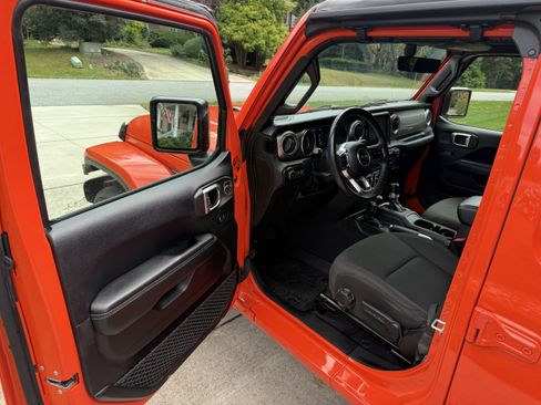 Used 2018 Jeep Wrangler Unlimited Sahara image 11