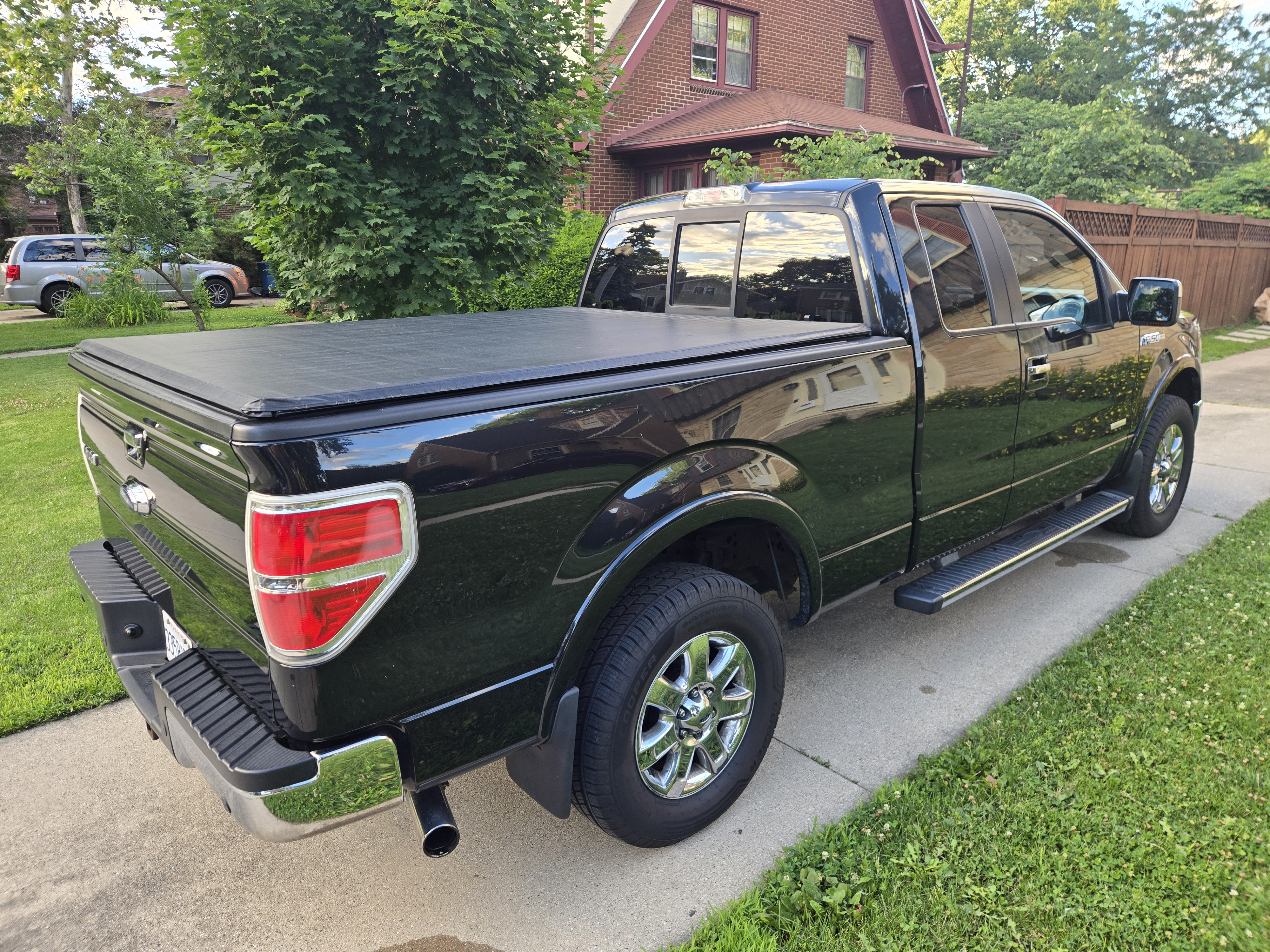 Used 2014 Ford F150 Lariat w/ Equipment Group 502A Luxury AWD/4WD image 2