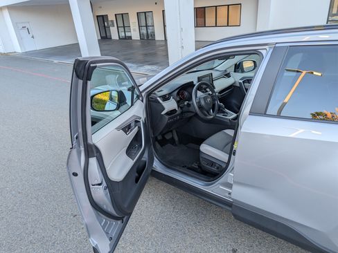 Used 2021 Toyota RAV4 XLE image 17