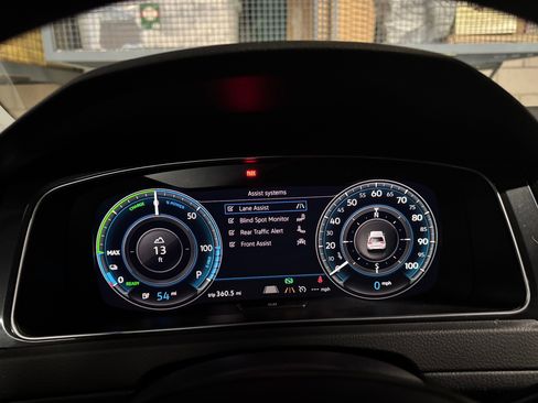 Used 2019 Volkswagen e-Golf SEL Premium image 18